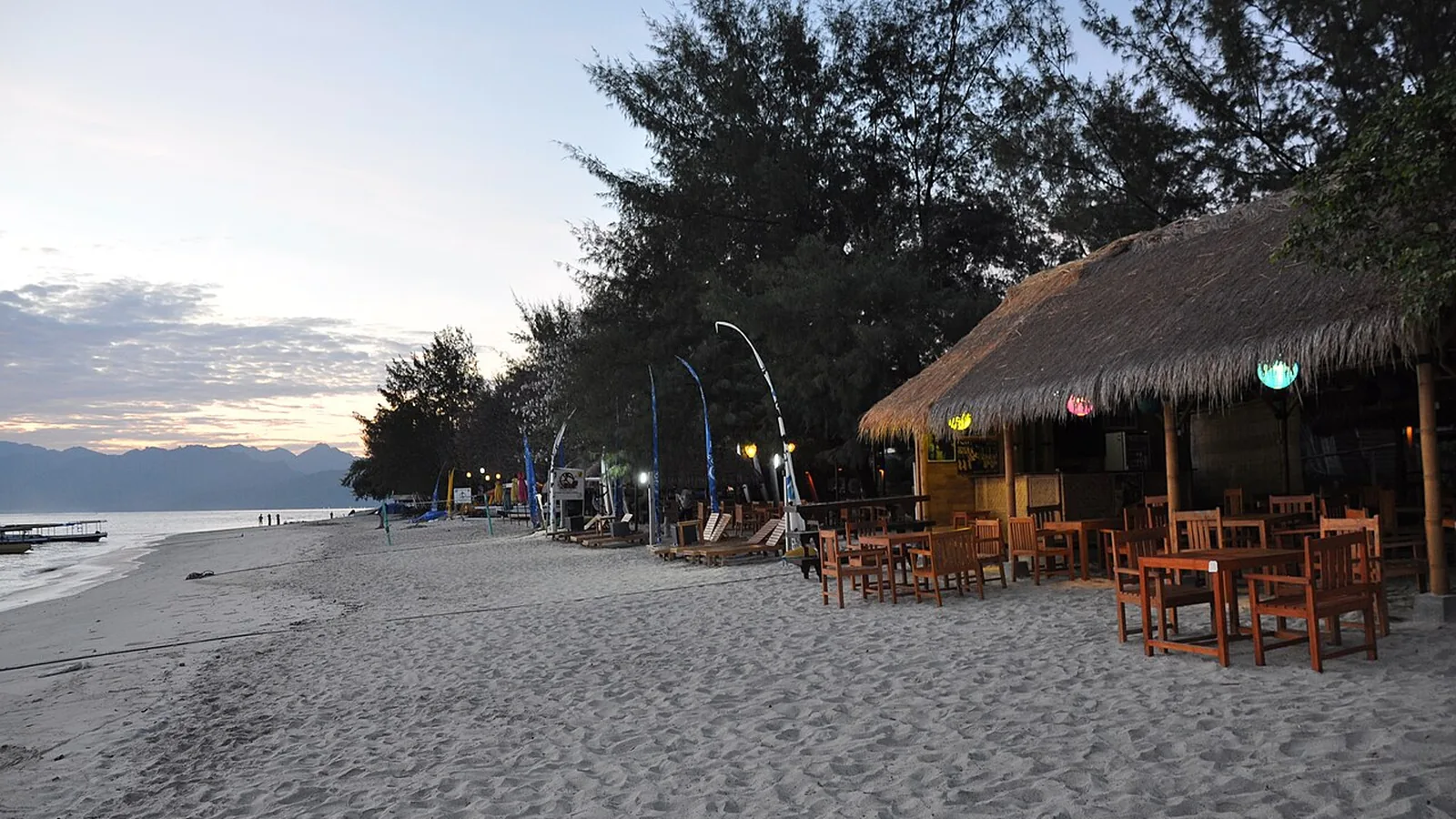 Suasana kuliner tepi pantai Gili Trawangan