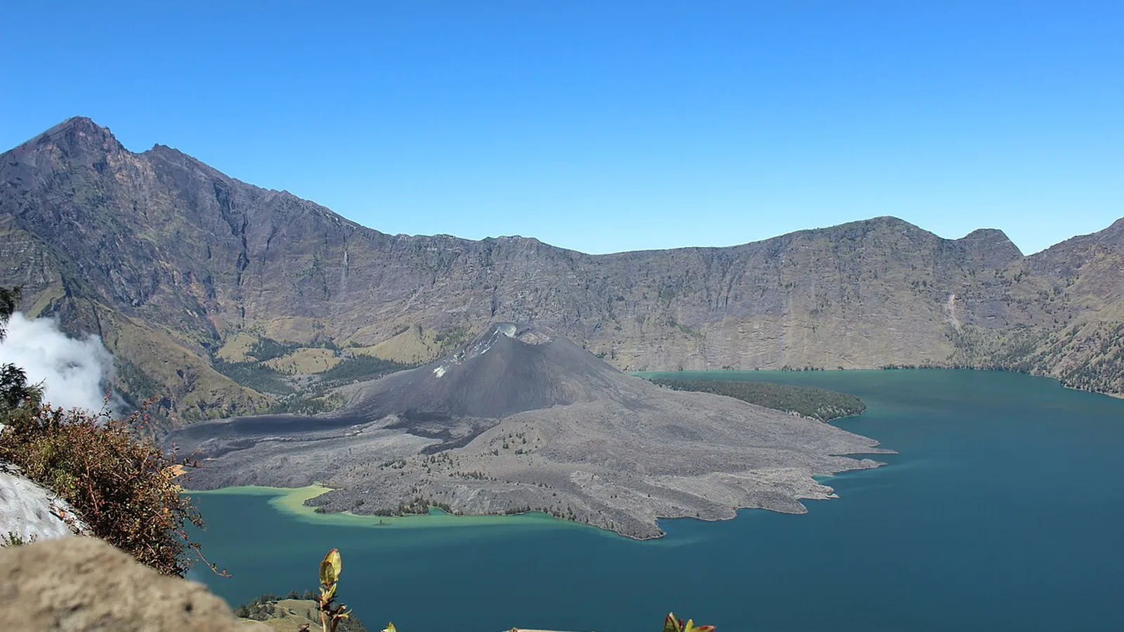 Pemandangan Rinjani dari jalur Senaru